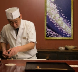 寿司屋に飾られた着物パネル
