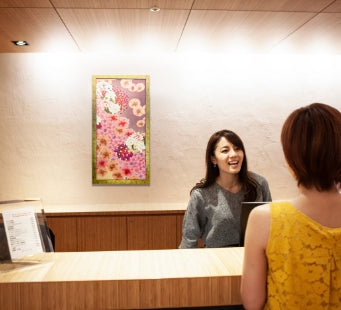 受付に飾られた着物パネル