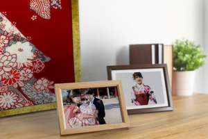 家族の写真とともに飾られた春牡丹のパネル