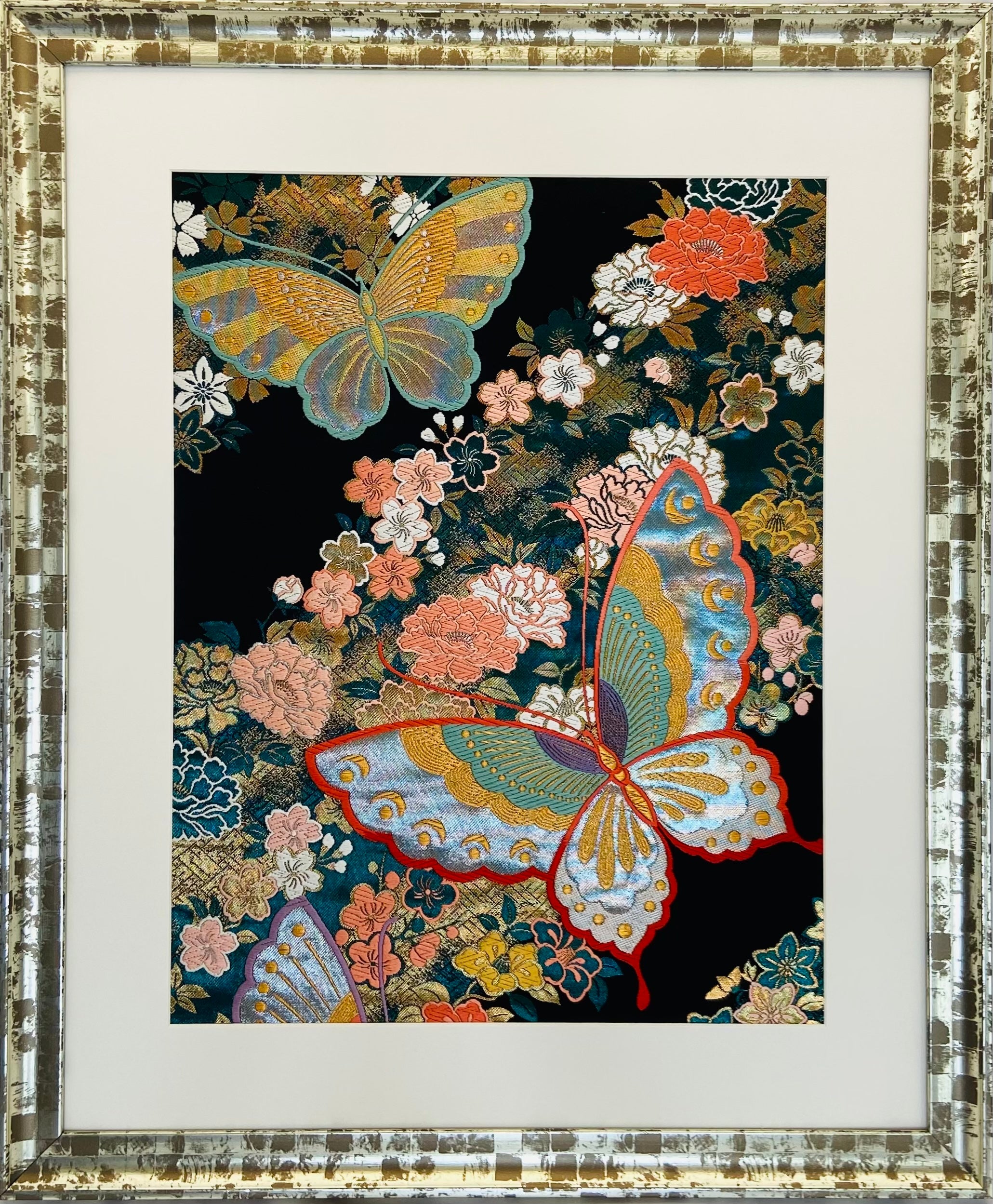 花に蝶模様のパネル