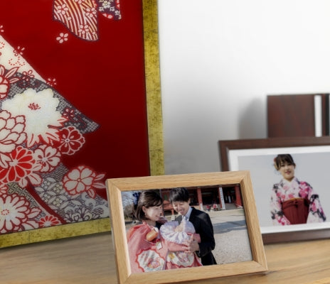 家族写真と共に飾られた着物パネル